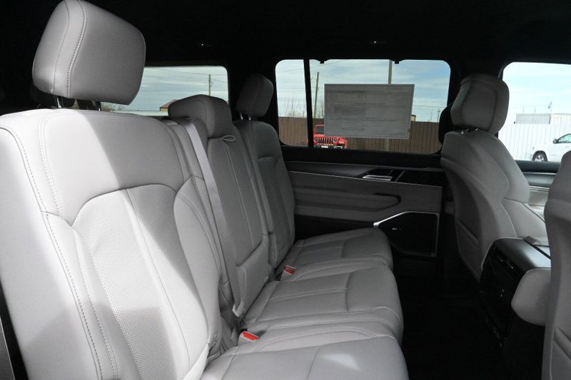 2025 Wagoneer L Image 14