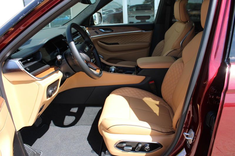 2025 Jeep Grand Cherokee L Summit Reserve photo 12