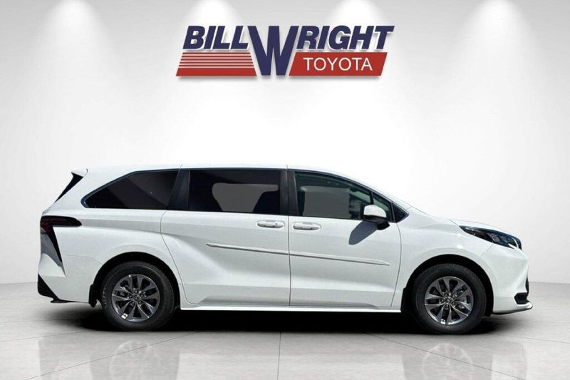 New 2026 Toyota Sienna LEImage 2