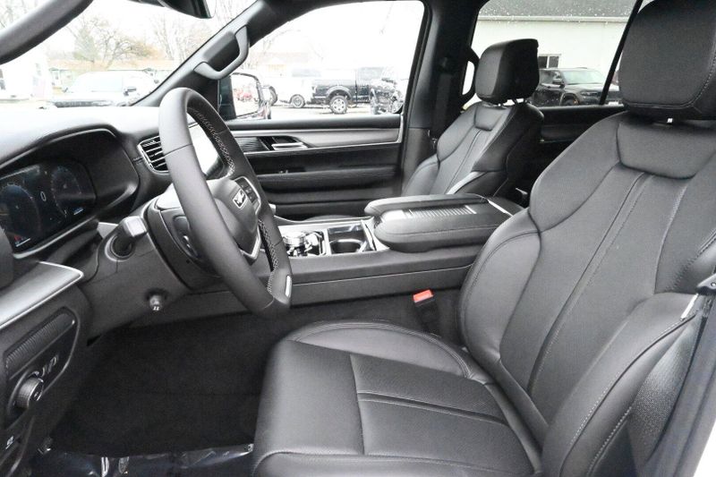 2025 Jeep Wagoneer Series II CarbideImage 12