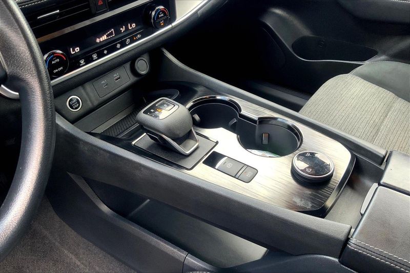 2023 Nissan Rogue SV photo 17