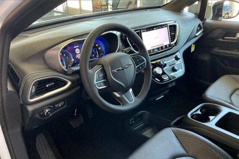 2025 Chrysler Pacifica SelectImage 5