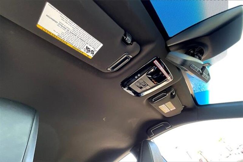 Used 2022 Toyota Venza LimitedImage 29