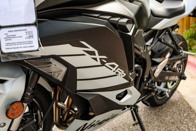 2025 Kawasaki NINJA ZX4RR ABS  METALLIC MATTE WHITISH SILVER AND METALLIC FLAT SPARK BLACK Image 27