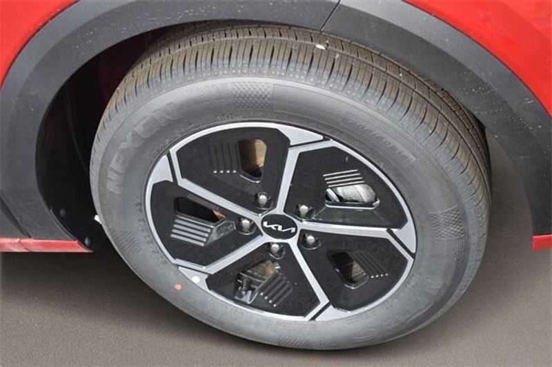 New 2025 Kia Niro LXImage 11