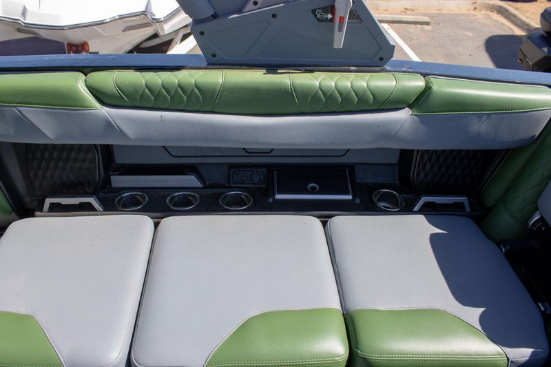 2023 MALIBU M220Image 30