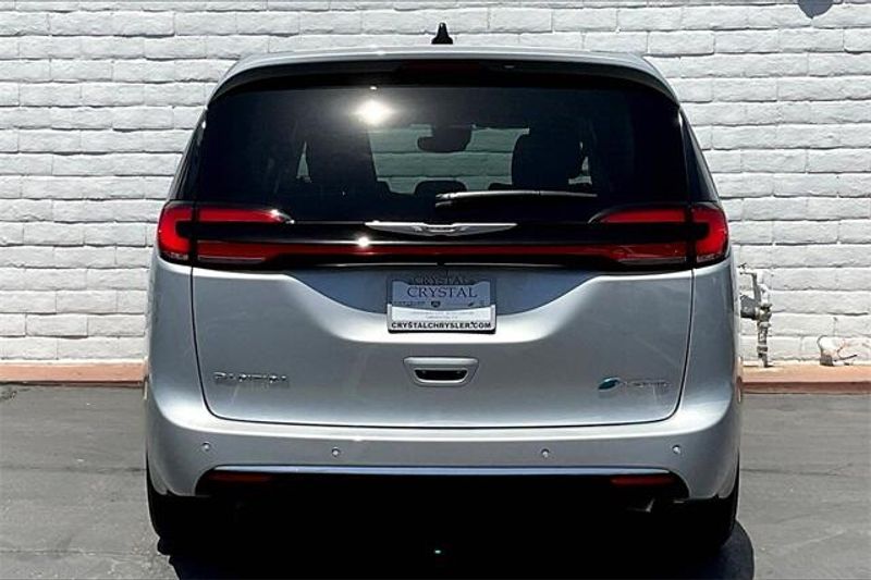 2023 Chrysler Pacifica Hybrid Touring L photo 3