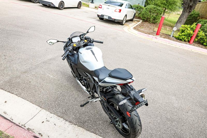 2025 Kawasaki NINJA ZX4RR ABS  METALLIC MATTE WHITISH SILVER AND METALLIC FLAT SPARK BLACK Image 33
