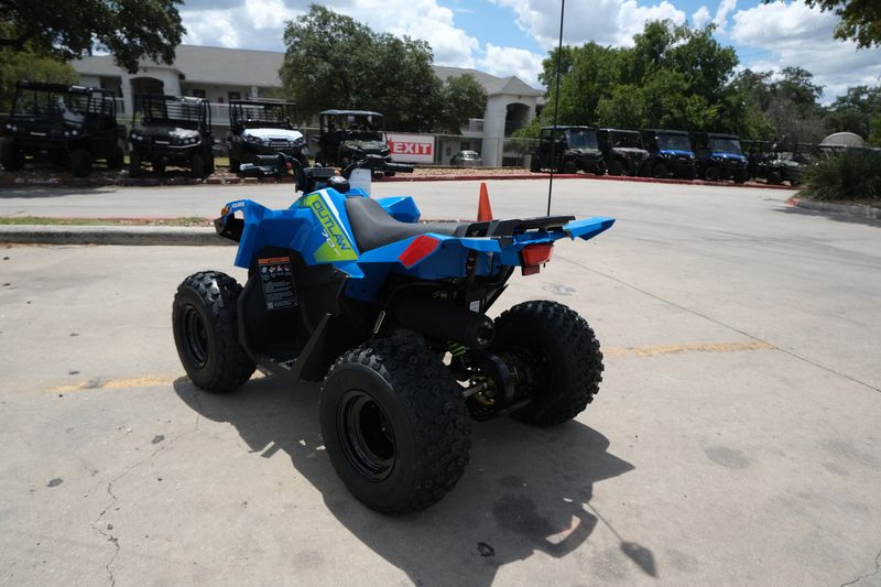 2025 Polaris OUTLAW 70 EFI VELOCITY BLUE AND LIFTED LIME Image 15