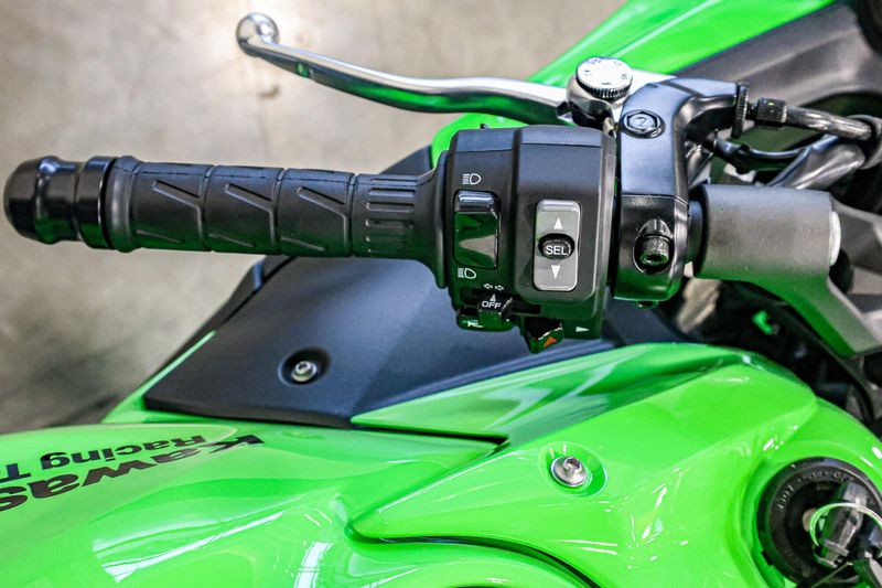 2025 Kawasaki NINJA 650 KRT EDITION ABS LIME GREEN AND EBONY AND PEARL BLIZZARD WHITEImage 3