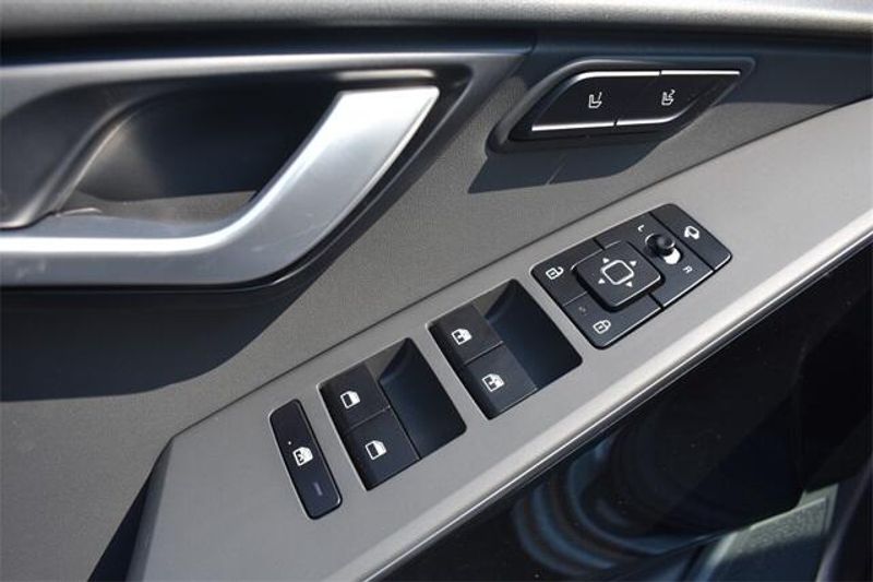 New 2025 Kia Niro SXImage 22