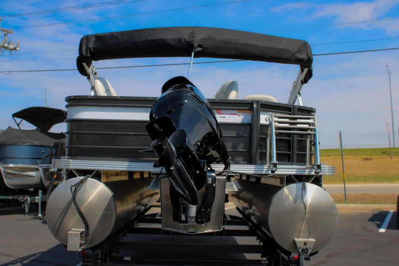 USED 2022 CREST CLASSIC FISH 220 C4 Image 4