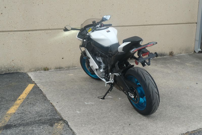 2025 CFMOTO 675SS NEBULA WHITE Image 3