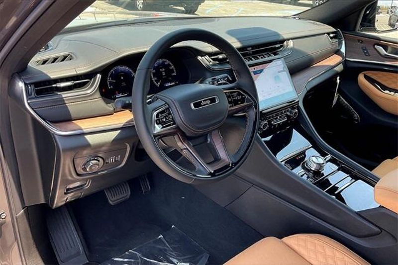 New 2025 Jeep Grand Cherokee L Summit 4x4Image 6