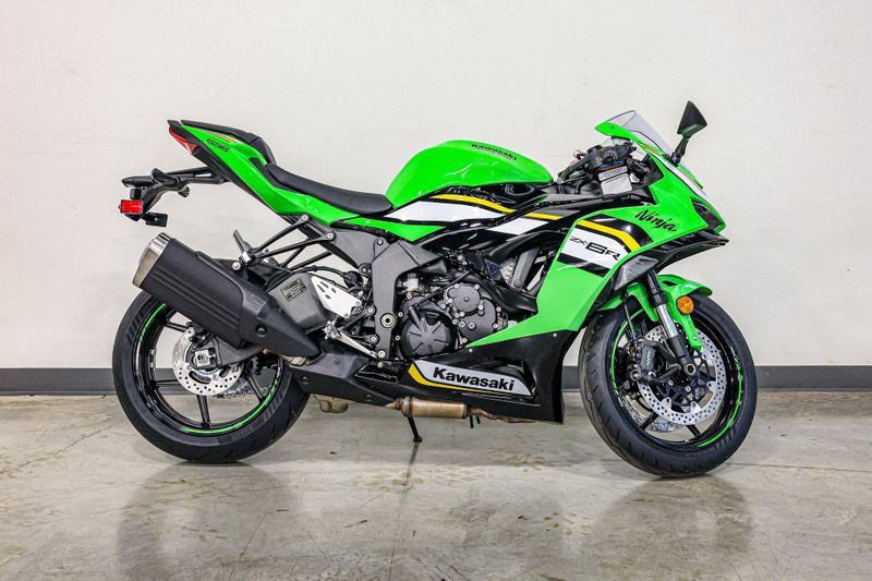 2025 Kawasaki NINJA ZX6R KRT EDITION LIME GREEN AND EBONY AND PEARL BLIZZARD WHITEImage 15