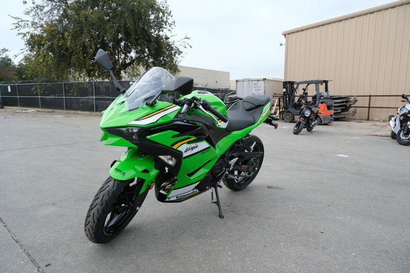 2025 Kawasaki NINJA 500 KRT EDITION LIME GREEN AND EBONY AND PEARL BLIZZARD WHITEImage 6