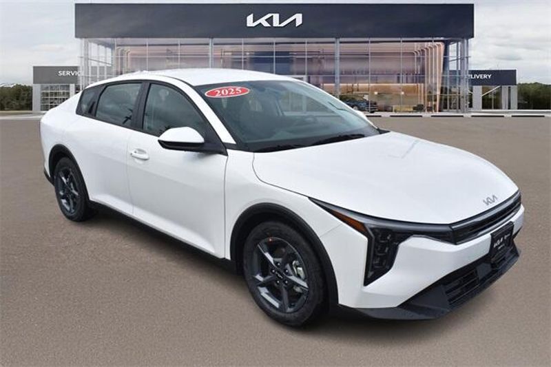 2025 Kia K4 LXSImage 10