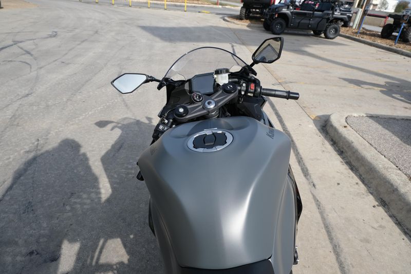 2025 Kawasaki NINJA ZX6R METALLIC MATTE DARK GRAY AND EBONYImage 7