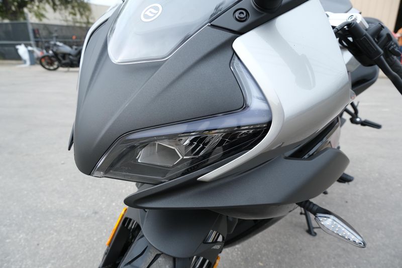 2024 CFMOTO 300SS NEBULA BLACKImage 7