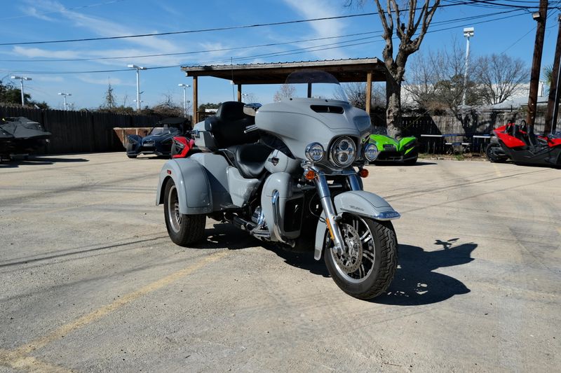 USED 2024 HARLEY TRIKE TRI GLIDE ULTRA Image 1