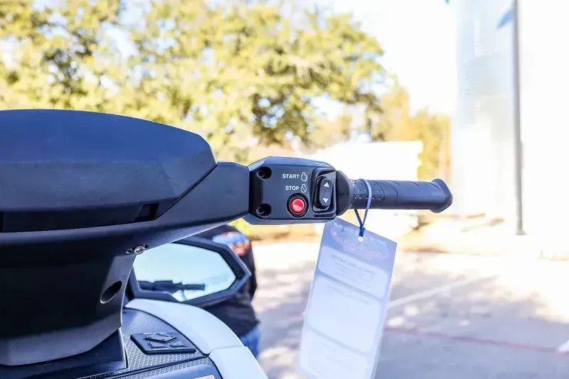 2025 Yamaha VX LIMITED TORCH RED Image 3