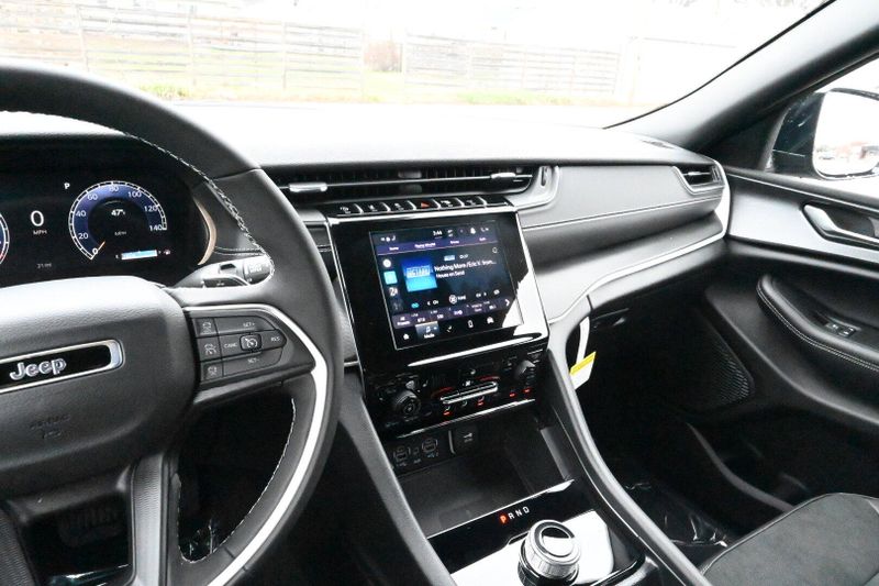 2025 Jeep Grand Cherokee Altitude XImage 29