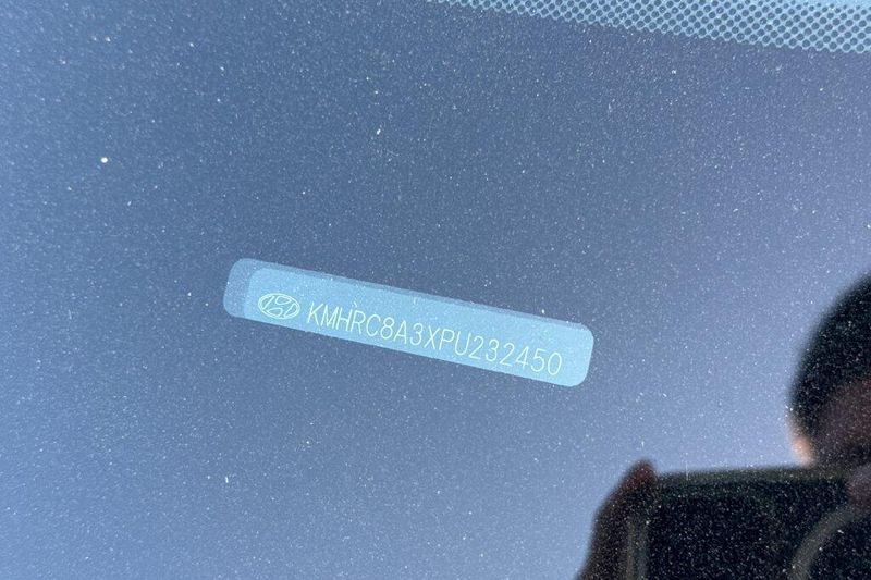 Used 2023 Hyundai Venue SELImage 2