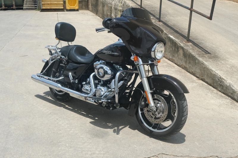 2011 HARLEY STREET GLIDE PURPLE Image 1
