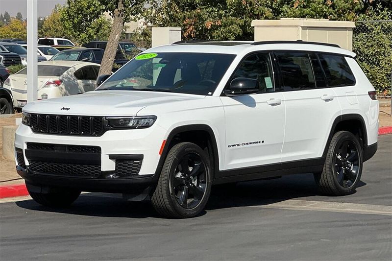 2025 Jeep Grand Cherokee Altitude photo 8