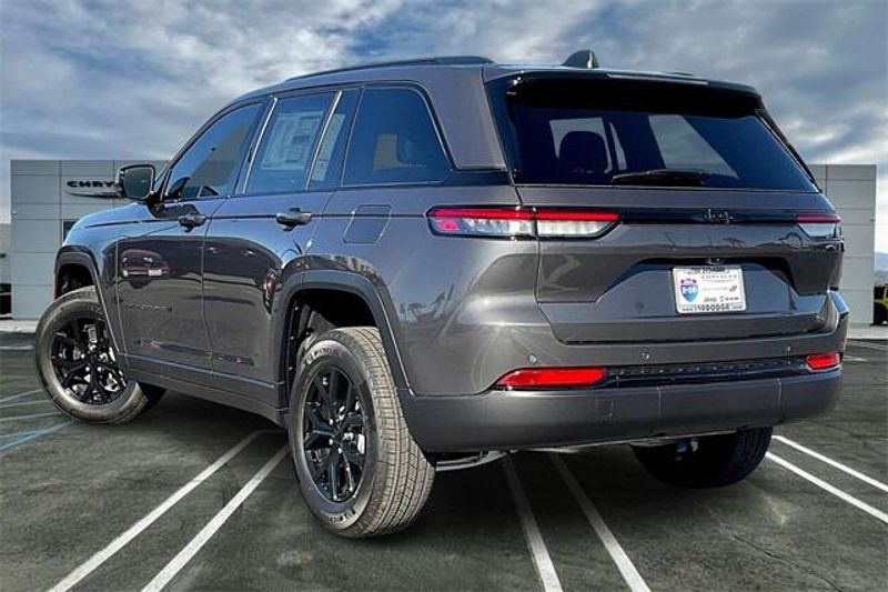 2024 Jeep Grand Cherokee Altitude 4x2Image 2