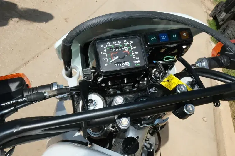 NEW 2025 HONDA XR650L WHITE Image 19