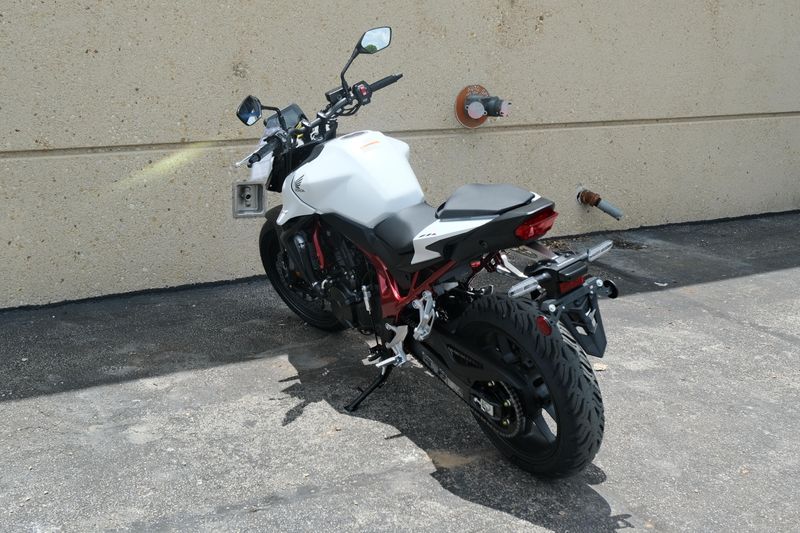 2025 Honda CB750 HORNET MATTE PEARL WHITE Image 6