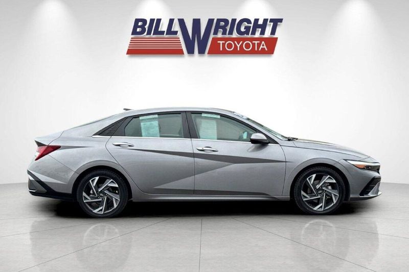 Used 2025 Hyundai Elantra SEL ConvenienceImage 2