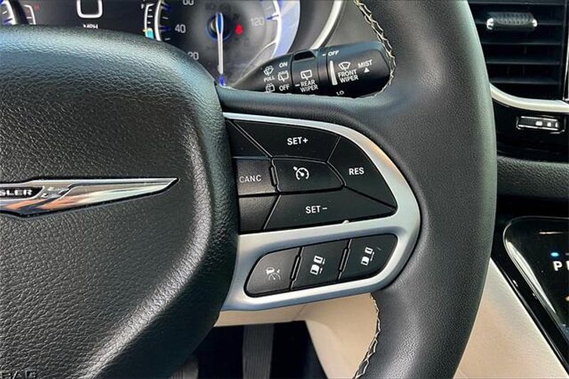 2022 Chrysler Pacifica Touring L photo 18