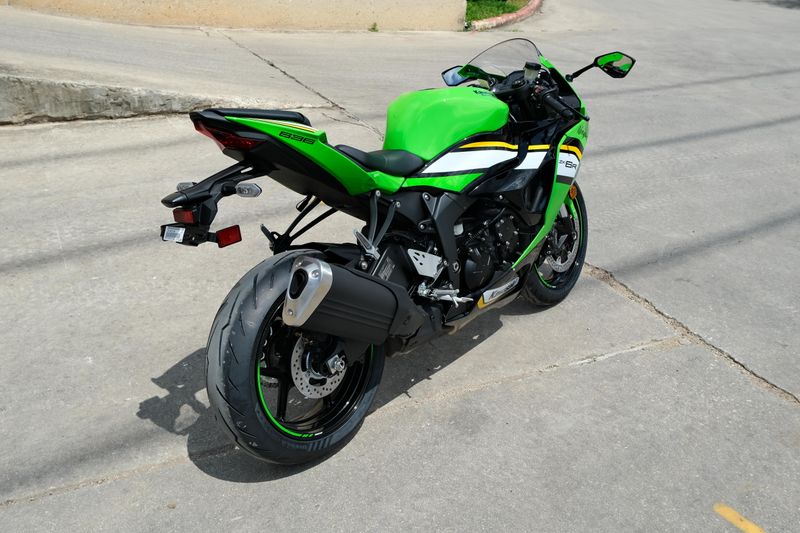 2025 Kawasaki NINJA ZX6R KRT EDITION LIME GREEN AND EBONY AND PEARL BLIZZARD WHITE Image 3