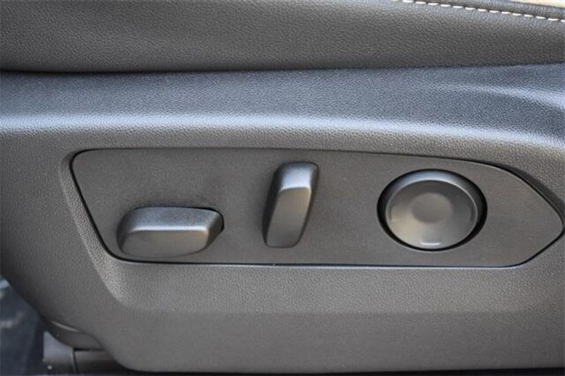 New 2025 Chevrolet Suburban PremierImage 28