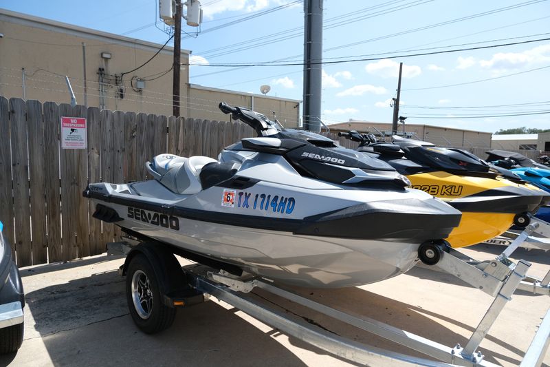 2020 SEADOO GTX LIMITED 300 GRAY Image 2