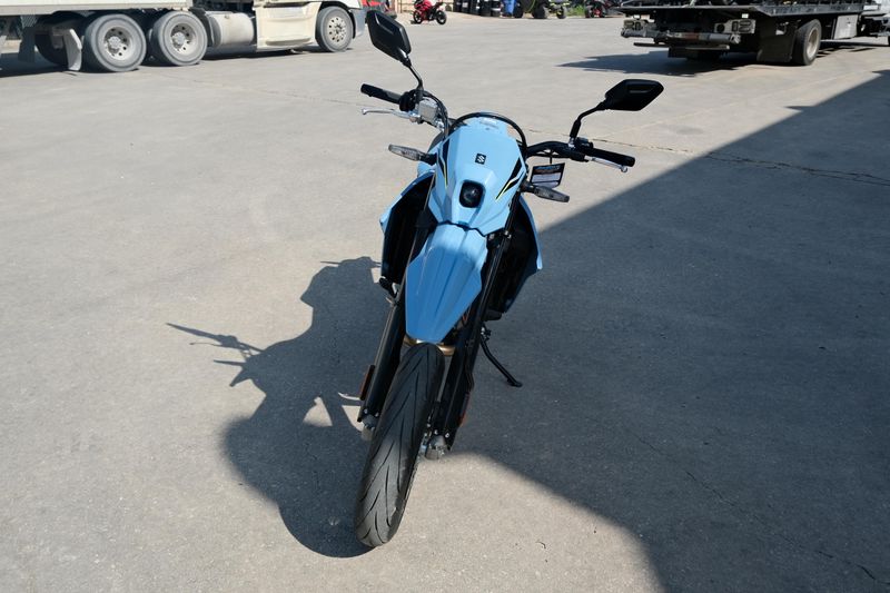 2025 Suzuki DRZ 4SM SKY GRAY Image 8