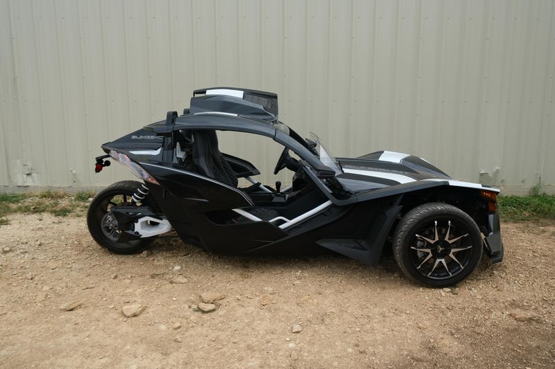 2019 Polaris SLINGSHOT GT BLACK CRYSTAL Image 2