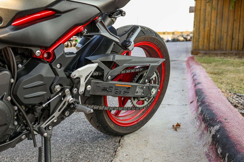 USED 2025 KAWASAKI Z500 SE ABS Image 5