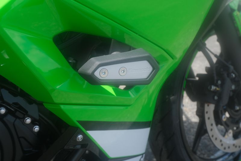 2025 Kawasaki NINJA 500 KRT EDITION SE ABS LIME GREEN AND EBONY AND PEARL BLIZZARD WHITE Image 18