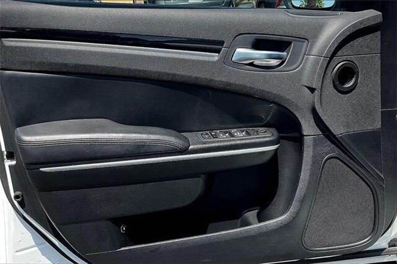 2023 Chrysler 300 TouringImage 22