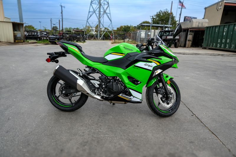 2025 Kawasaki NINJA 500 KRT EDITION LIME GREEN AND EBONY AND PEARL BLIZZARD WHITEImage 12