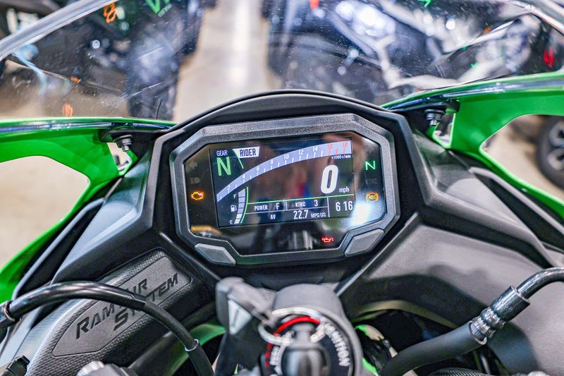 2025 Kawasaki NINJA ZX4RR ABS KRT EDITION ABS LIME GREEN AND EBONY AND PEARL BLIZZARD WHITEImage 7