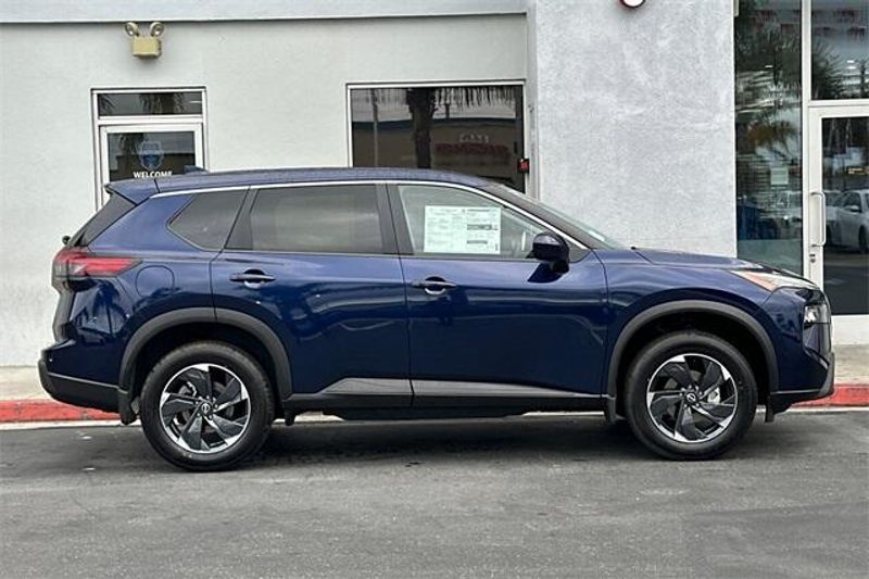 New 2025 Nissan Rogue SVImage 2