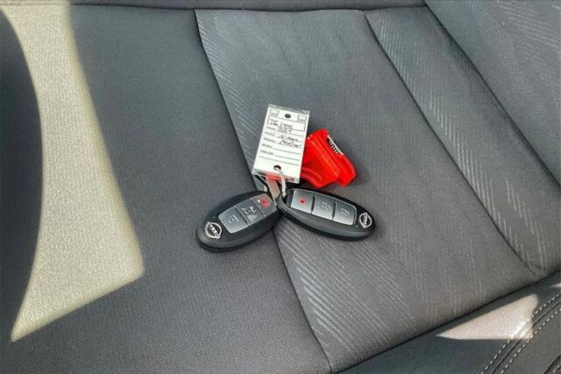 Used 2024 Nissan Frontier SVImage 11