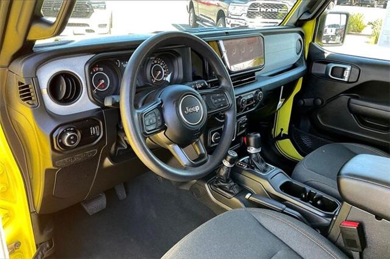 2024 Jeep Gladiator Sport photo 12