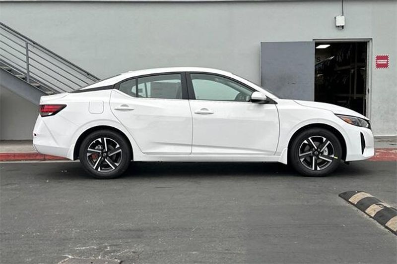 New 2025 Nissan Sentra SVImage 2