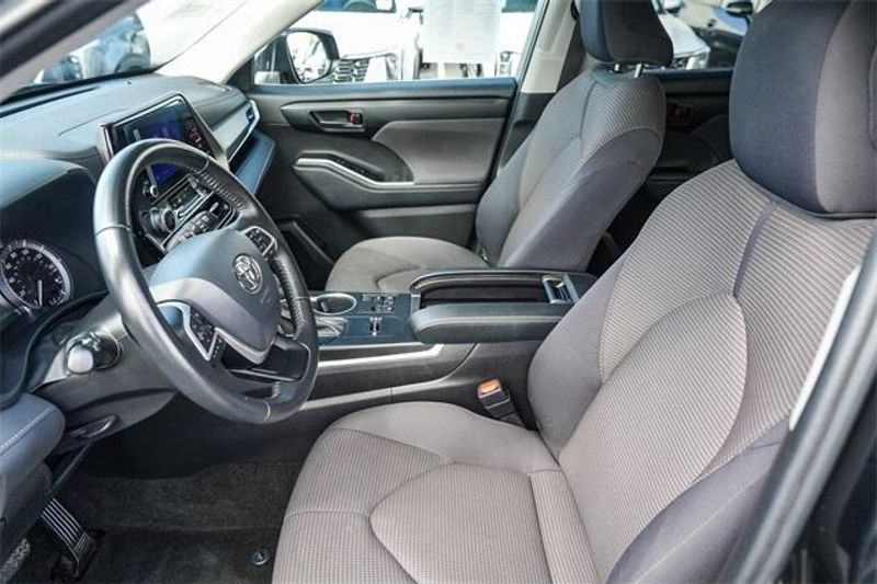 2023 Toyota Highlander LEImage 18