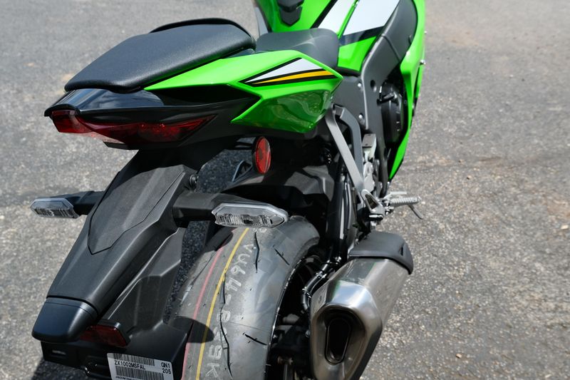 2025 Kawasaki NINJA ZX10R KRT EDITION LIME GREEN AND EBONY AND PEARL BLIZZARD WHITE Image 4
